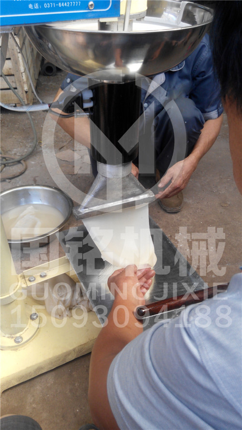2015.11.25傳統(tǒng)的手工制作涼皮與涼皮機(jī)制造涼皮的差別